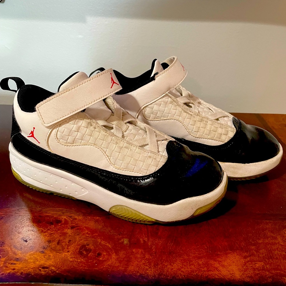 Air Jordan Flight sneakers (Boys Size 3Y) -Great condition